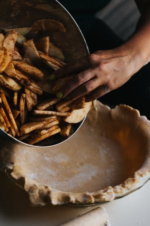 hands baking a pie